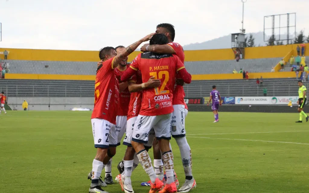 OTRA LLUVIA DE GOLES EN QUITO: D. Cuenca goleó al Aucas en Chillogallo