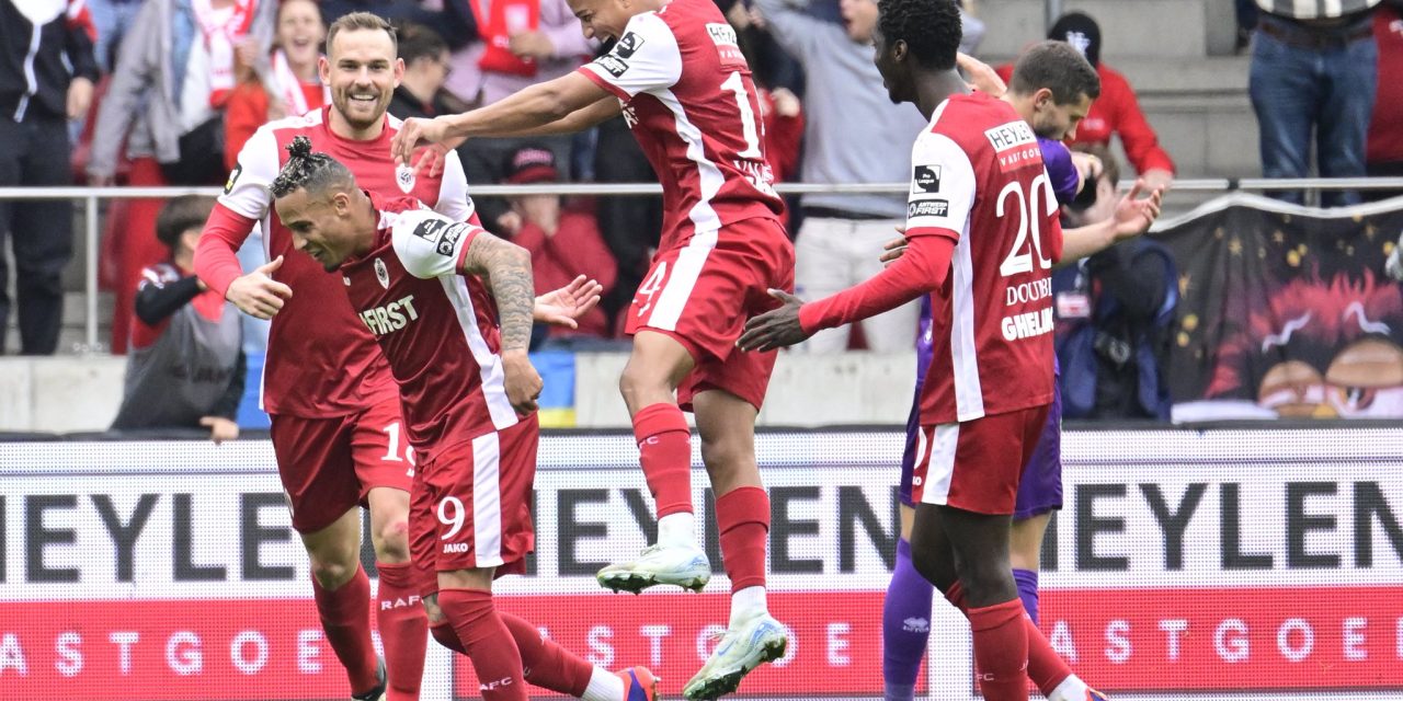 Royal Antwerp golea por (4-0) al Beerschot, con asistencia de Antony Valencia