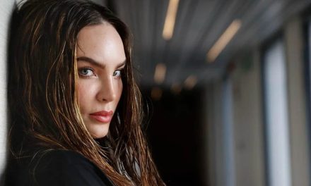 Belinda se pronuncia tras caída en una pasarela en la Semana de la Moda de París