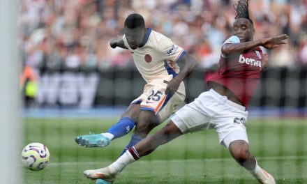 ORGULLO TRICOLOR: Moisés Caicedo fue titular en la goleada del Chelsea (3-0) al West Ham