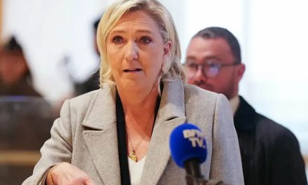 Le Pen, en el banquillo por malversación de fondos europeos