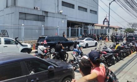 Policías ingresan a las instalaciones de Segura EP, en el norte de Guayaquil, tras denuncia del ECU 911