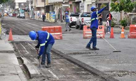 Alcaldía de Aquiles Alvarez atiende al  Guasmo con obras viales y servicios  sociales