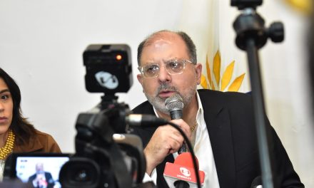 Henry Kronfle dialogó con medios de comunicación de Azuay donde destacó la aprobación de 28 leyes en su administración