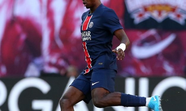 William Pacho en la lista de convocados del PSG para el duelo ante Arsenal por Champions