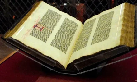 Paraguay exhibe una de las 7 réplicas de Biblia de Gutenberg