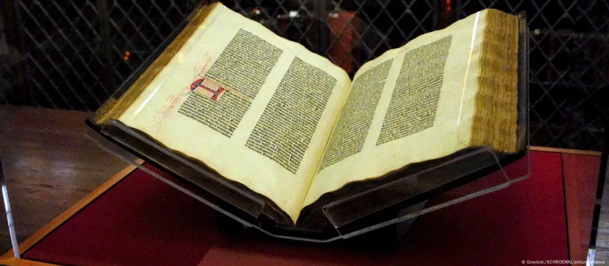 Paraguay exhibe una de las 7 réplicas de Biblia de Gutenberg