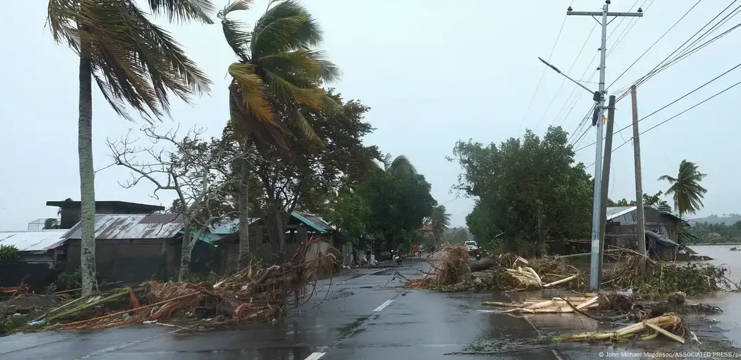 Tormenta Kong-rey amenaza Filipinas después de mortal ciclón