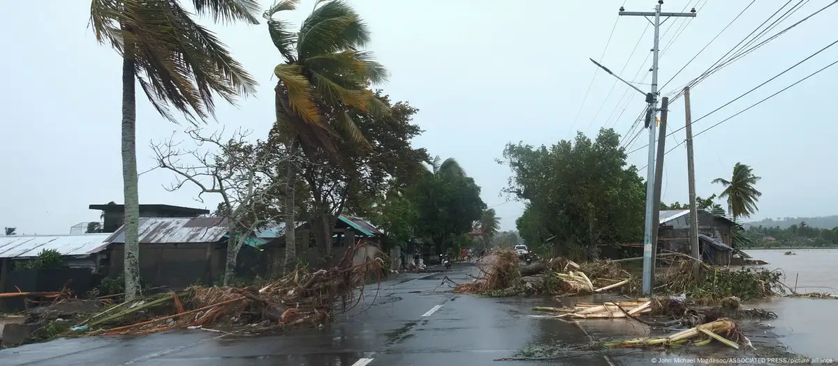 Tormenta Kong-rey amenaza Filipinas después de mortal ciclón