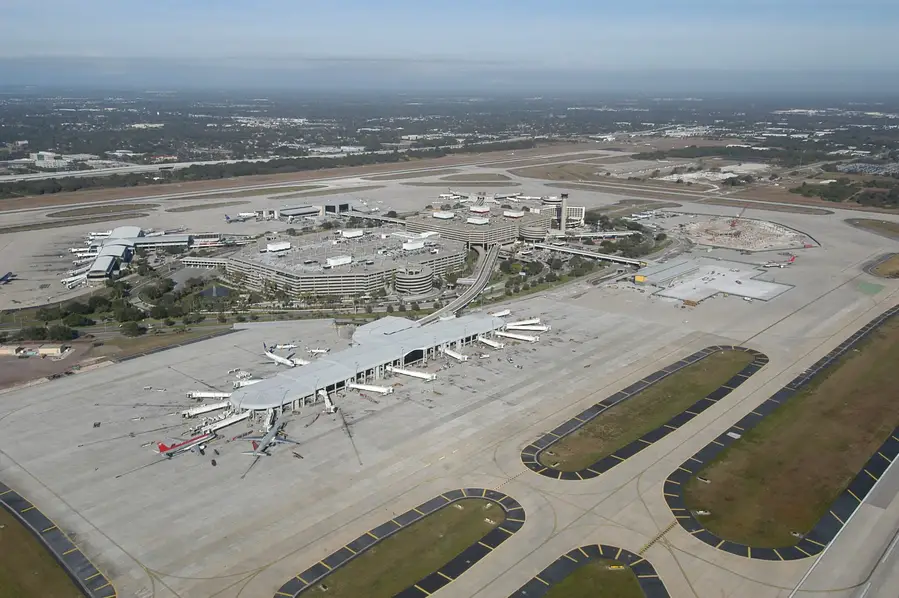 El Aeropuerto Internacional de Tampa detendrá operaciones a las 9 a.m. del martes mientras el huracán Milton se aproxima