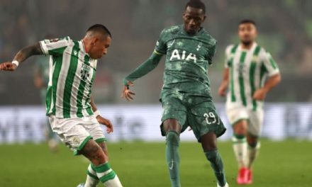 Christian Ramírez sumó una asistencia en la caída de Ferencvaros ante Tottenham por Europa League