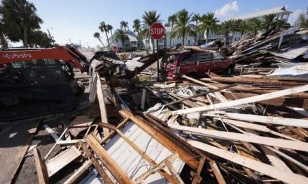 La inmensa devastación del huracán Helene se convierte en un punto de tensión política