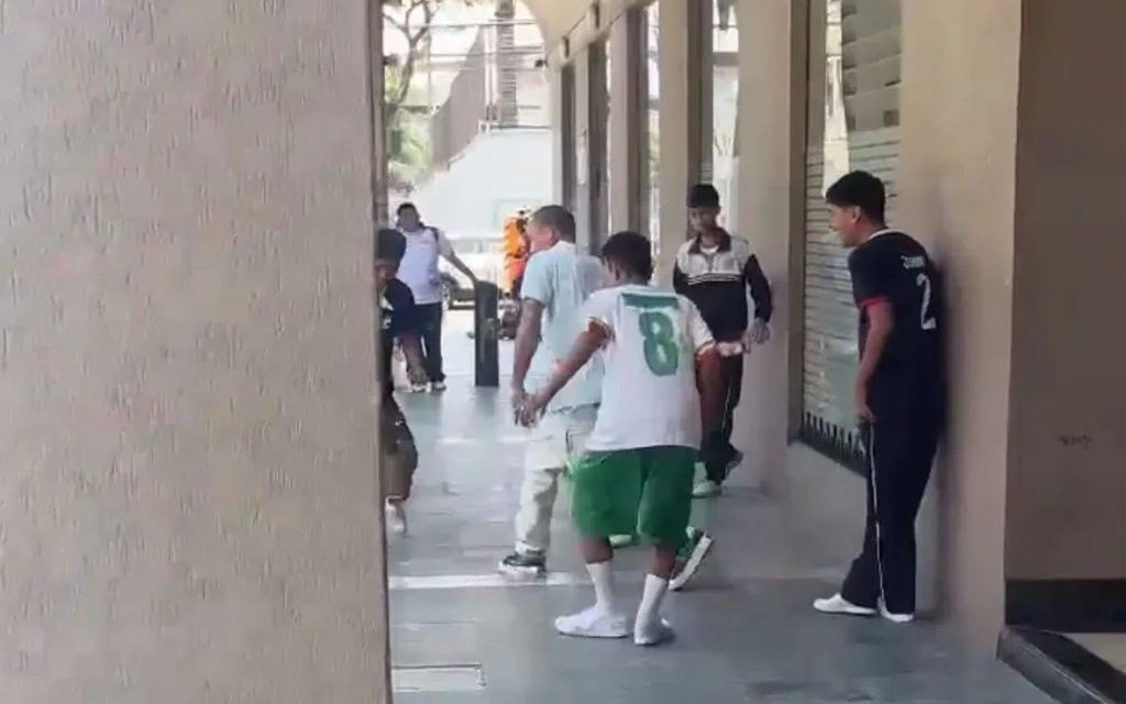 Chito Vera se puso a jugar fútbol con chicos de colegio en las calles de Guayaquil