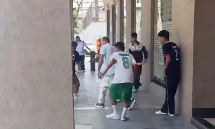 Chito Vera se puso a jugar fútbol con chicos de colegio en las calles de Guayaquil