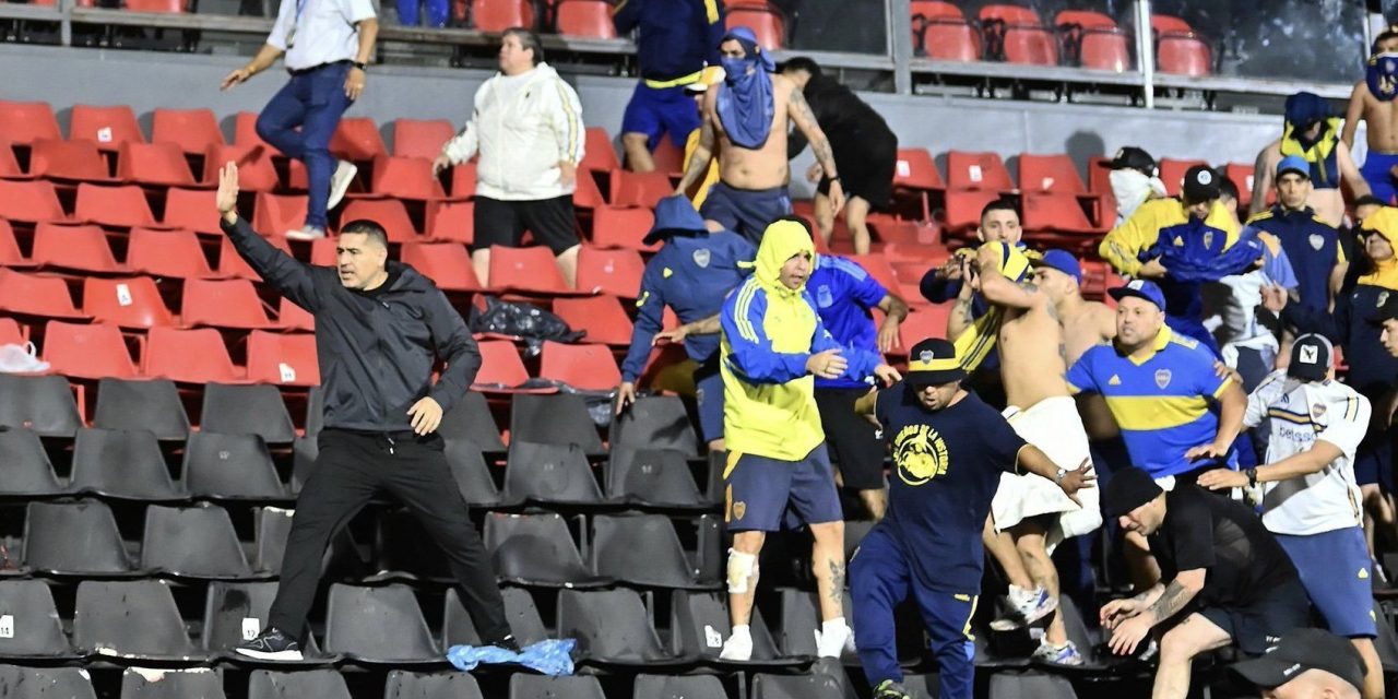 Juan Román Riquelme bajó a la tribuna para calmar a los hinchas de Boca Jr