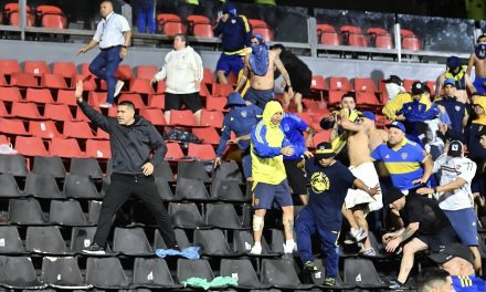 Juan Román Riquelme bajó a la tribuna para calmar a los hinchas de Boca Jr