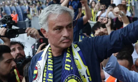 Mourinho frustra al Manchester United, Samu Omorodion vuelve a marcar