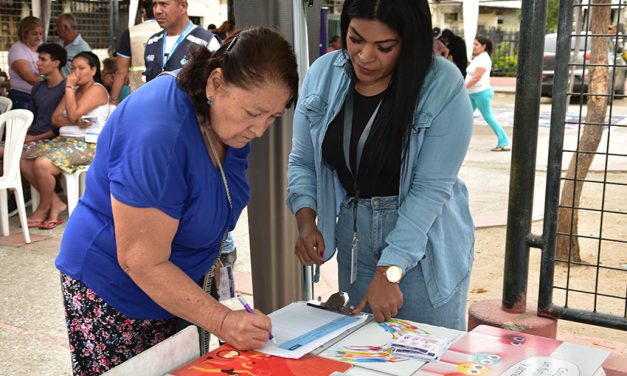 Activación lleva al Guasmo Central los registros para la tarjeta La Guayaca