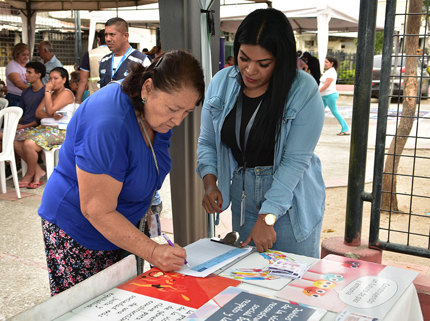 Activación lleva al Guasmo Central los registros para la tarjeta La Guayaca