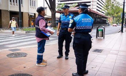 Alrededor de 115 toneladas de basura se recogen a diario en el casco comercial del centro de la ciudad