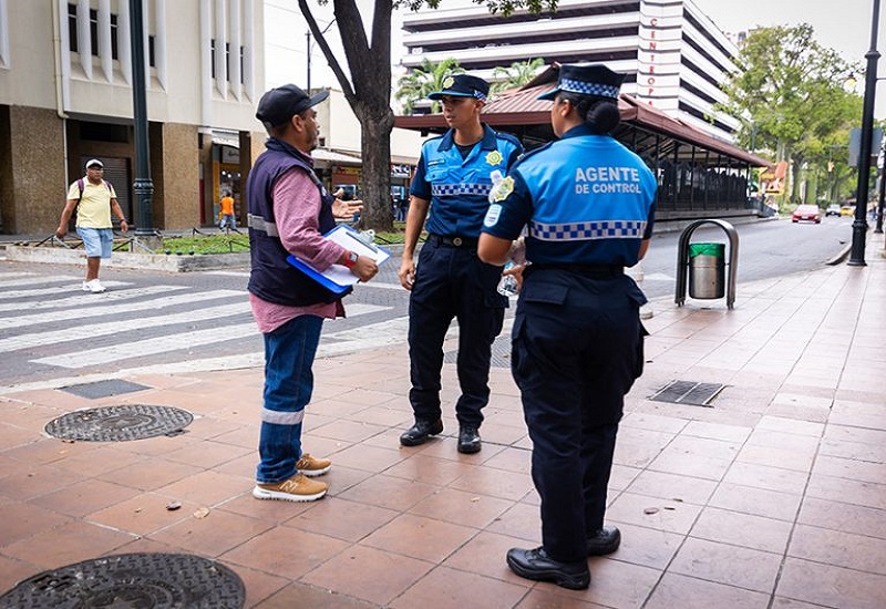 Alrededor de 115 toneladas de basura se recogen a diario en el casco comercial del centro de la ciudad