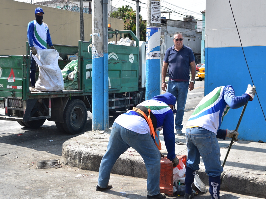 Urvaseo recoge 10 sacos de desechos en la calle Guerrero Martínez tras recibir denuncia ciudadana