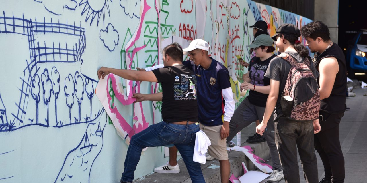 Comunidad y promotores de convivencia pintan un mural en la calle  Boyacá