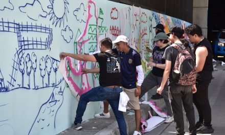 Comunidad y promotores de convivencia pintan un mural en la calle  Boyacá