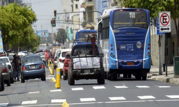 Recorrido de buses urbanos se reanuda en la calle Esmeraldas, tras demolición del edificio Fantasía