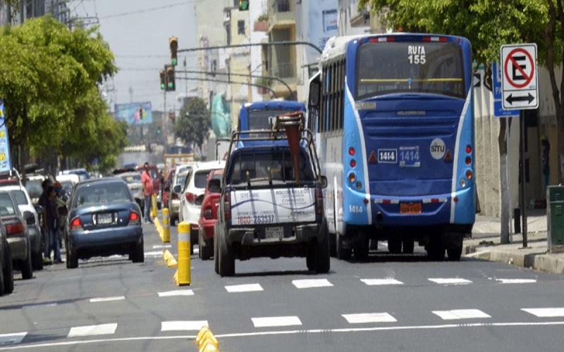 Recorrido de buses urbanos se reanuda en la calle Esmeraldas, tras demolición del edificio Fantasía