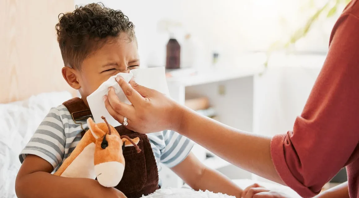 Virus que podría generar parálisis en los niños está en aumento. ¿Se deben preocupar los padres?