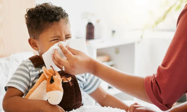 Virus que podría generar parálisis en los niños está en aumento. ¿Se deben preocupar los padres?