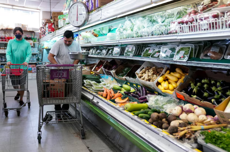 Los consumidores estadounidenses ven una mayor inflación a largo plazo y un aumento del riesgo de morosidad