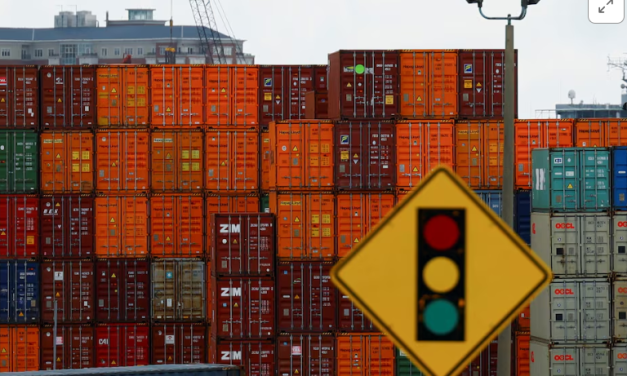 Crecen las filas de barcos en los puertos de EE.UU. mientras la huelga de los estibadores entra en su tercer día