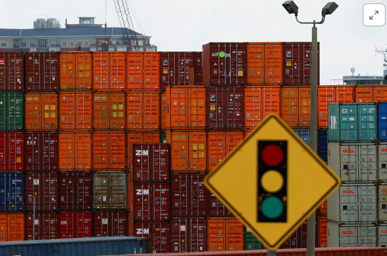 Crecen las filas de barcos en los puertos de EE.UU. mientras la huelga de los estibadores entra en su tercer día