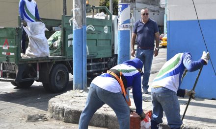 Urvaseo recoge 10 sacos de desechos en la calle Guerrero Martínez tras recibir denuncia ciudadana