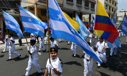 Estudiantes rendirán homenaje a Guayaquil con el tradicional desfile cívico que recorrerá el centro