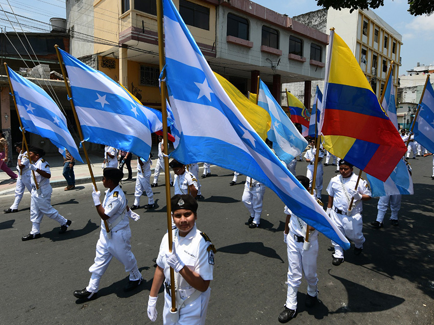 Estudiantes rendirán homenaje a Guayaquil con el tradicional desfile cívico que recorrerá el centro