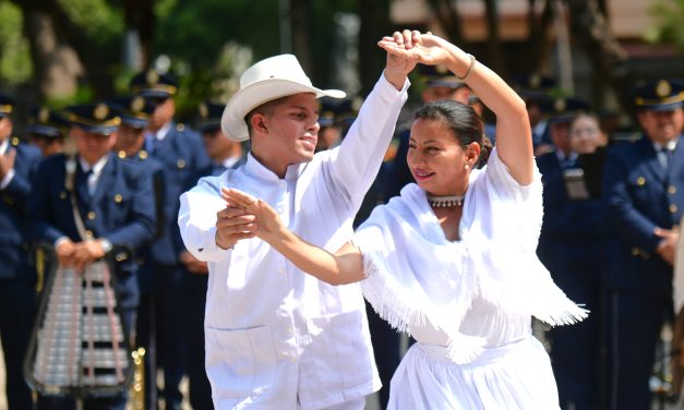 Se inician las Fiestas Octubrinas con  pregón y desfile