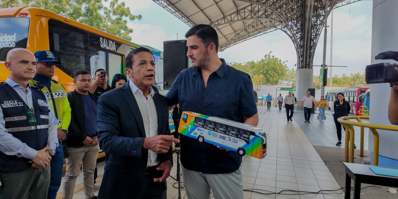 Alcalde de Guayaquil inspecciona nuevos buses de la Metrovía