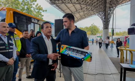 Alcalde de Guayaquil inspecciona nuevos buses de la Metrovía