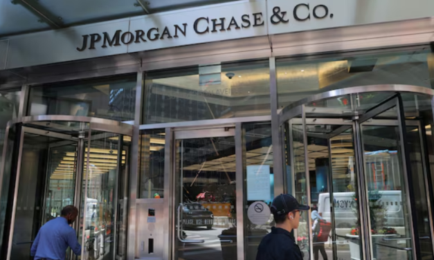 Las ganancias de JPMorgan caen a medida que reserva mayores provisiones, pero los ingresos por intereses suben