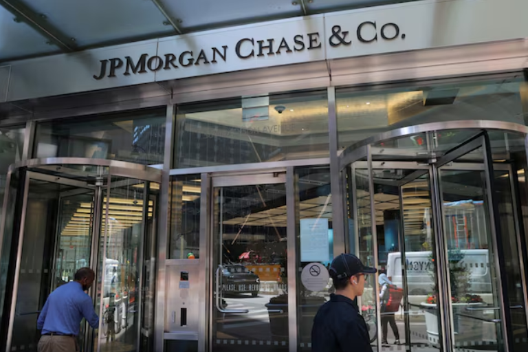 Las ganancias de JPMorgan caen a medida que reserva mayores provisiones, pero los ingresos por intereses suben