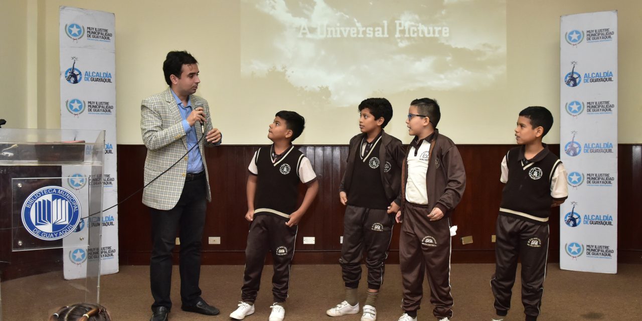 Estudiantes de Unidad Educativa Nella Martínez participaron en jornada  de Cine Libro