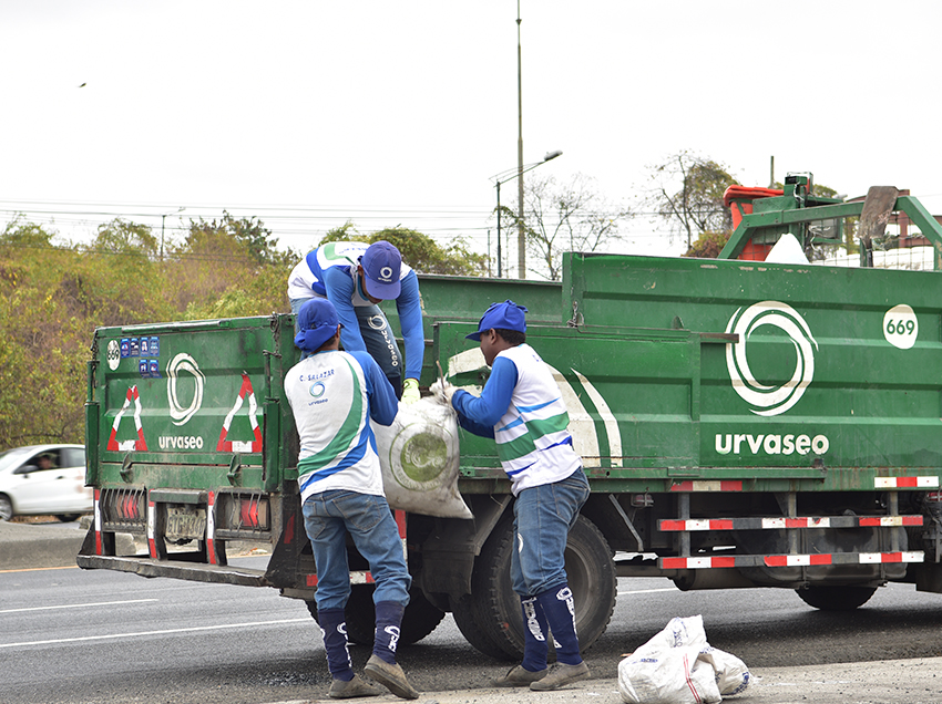 Limpieza profunda recogió 3.000 kg de basura en el viaducto Prosperina – Espol