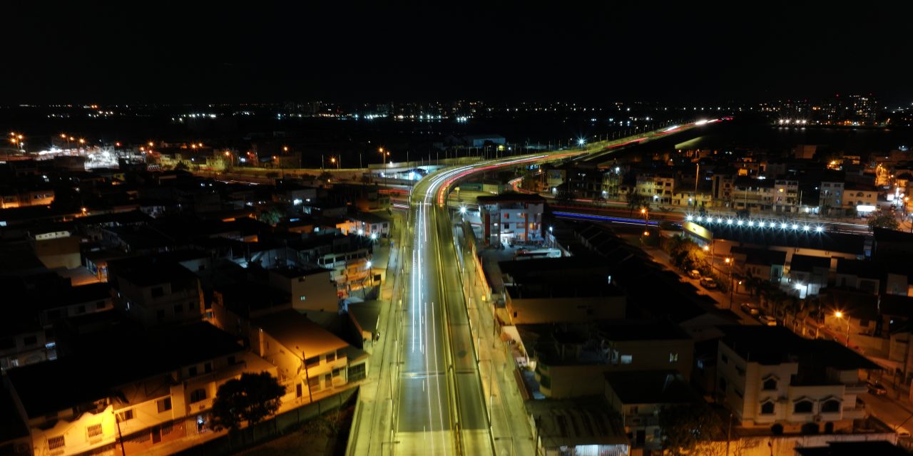 Obras Eléctricas reactiva luminarias en vía que conecta con Samborondón