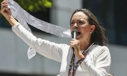 María Corina Machado asegura que no se va de Venezuela luego de que Maduro especulara con una supuesta salida