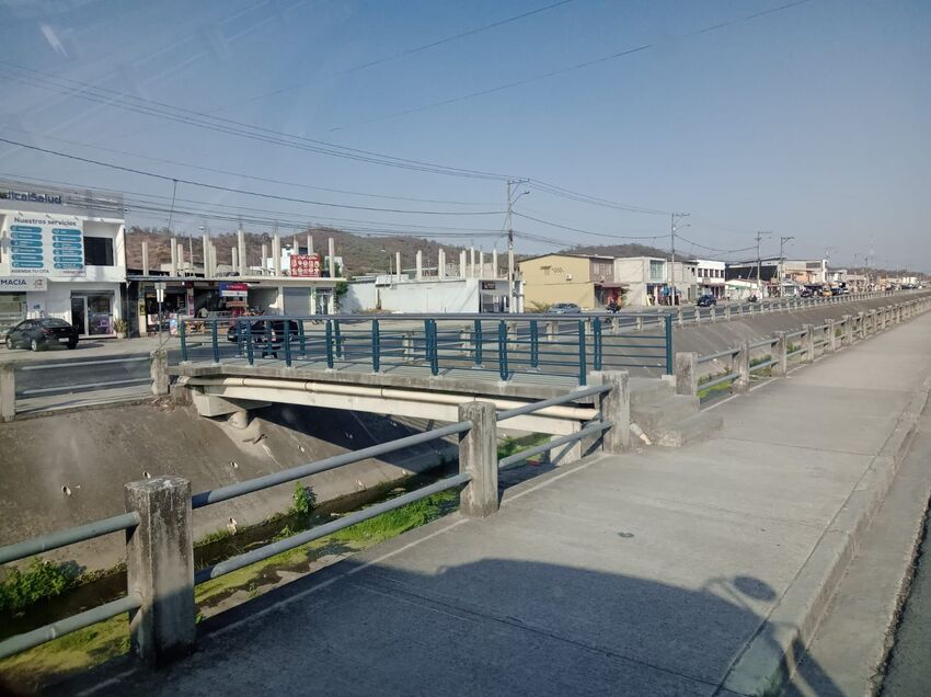 Obras Públicas reparó puente peatonal en Mi Lote 1