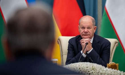 Scholz ruega ayuda a la desesperada a las empresas alemanas: les pide contratar más trabajadores y pagar sueldos más altos