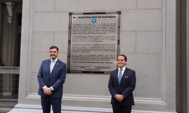 Alcalde Aquiles Alvarez devela placa  que recuerda la República de Guayaqui